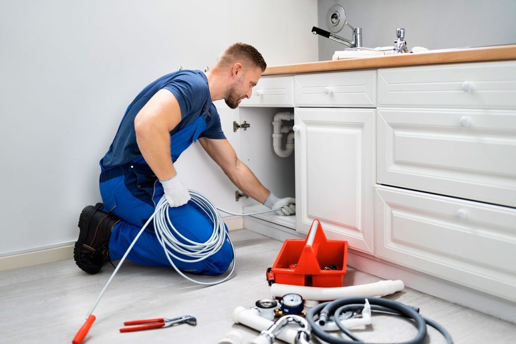 Technicien débouchage professionnel avec furet mécanique